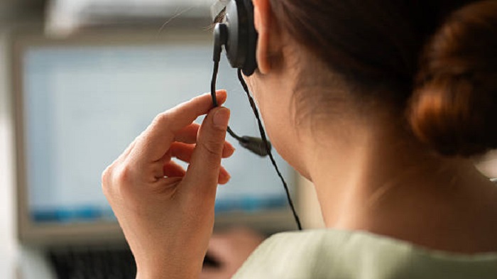 une femme anonyme dans un centre d'appels - télésecrétariat médical externalisé - Serenity 