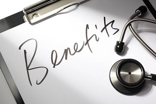 « Avantages » écrit sur le presse-papiers d'un médecin avec un stéthoscope - télésecrétariat médical externalisé - Serenity
