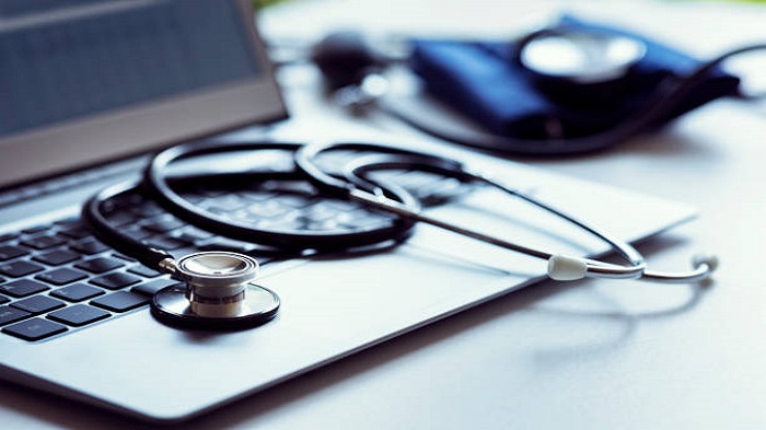 stéthoscope sur un laptop - télésecrétariat téléphonique médical externalisé - Serenity 
