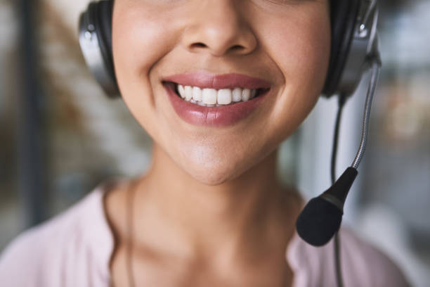Plan recadré d'une femme d'affaires joyeuse et méconnaissable parlant à un client - télésecrétariat téléphonique médical externalisé - Serenity