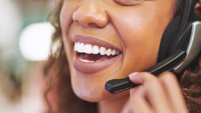 femme anonyme, souriante au téléphone -permanence téléphonique pour professionnels de santé - Serenity