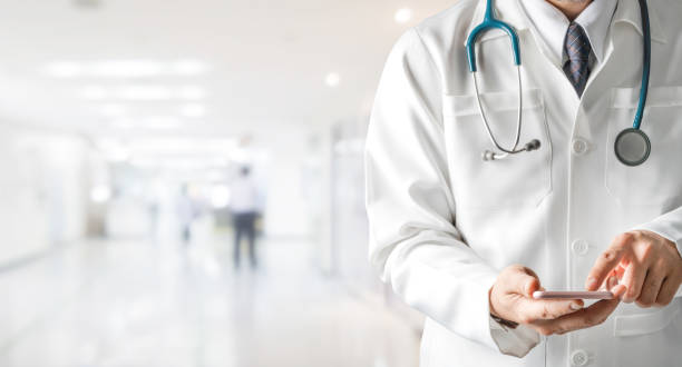 Médecin utilisant son téléphone portable à l'hôpital - permanence téléphonique pour professionnels de santé - Serenity