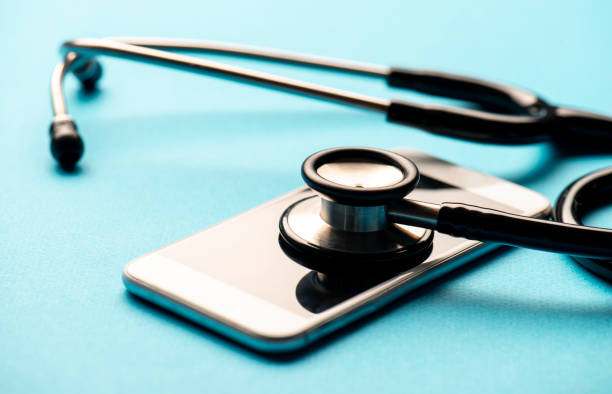 un smartphone et un stéthoscope - télésecrétaire médicale expérimentée à Madagascar - Serenity