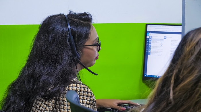 une télésecrétaire de Serenity travaillant sur un agenda médical - externaliser l'agenda Doctolib - Serenity