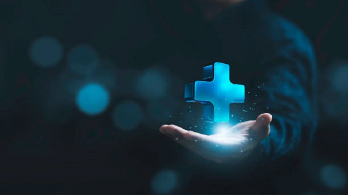 Homme d'affaires tenant un signe plus bleu virtuel - centre d'appel médical externalisé - Serenity