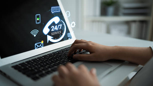 Un professionnel assure un service client disponible 24 heures sur 24 - permanence téléphonique infirmier libéral - Serenity
