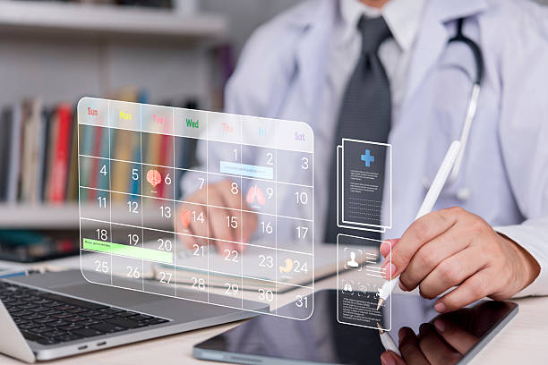 Médecin utilisant un calendrier numérique pour la planification des rendez-vous des patients et la gestion des données de santé - télésecrétariat ostéopathe - Serenity